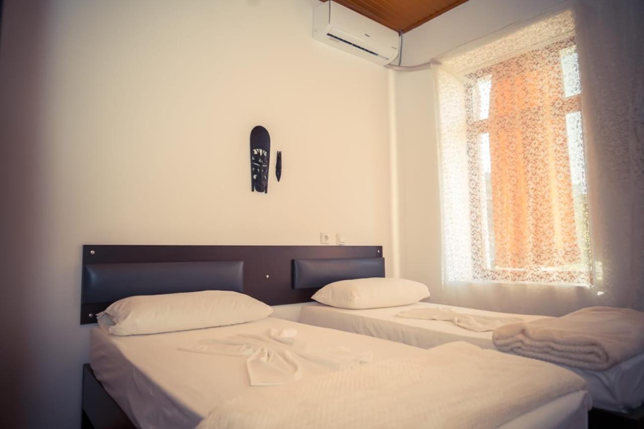 Flora'S Guesthouse 'The Fir Gate' จีโรคาสเตอร์ ภายนอก รูปภาพ