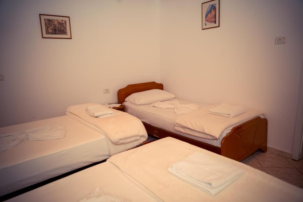 Flora'S Guesthouse 'The Fir Gate' จีโรคาสเตอร์ ภายนอก รูปภาพ