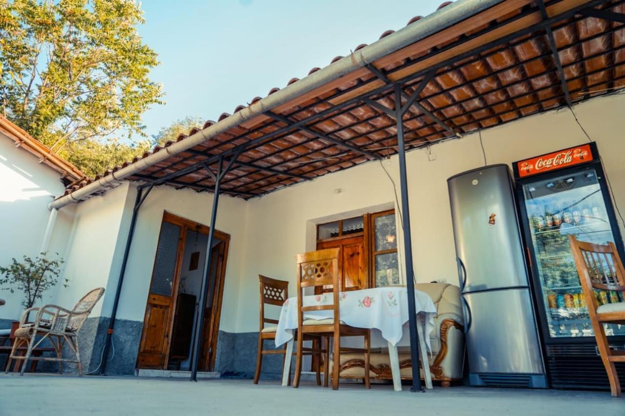Flora'S Guesthouse 'The Fir Gate' จีโรคาสเตอร์ ภายนอก รูปภาพ