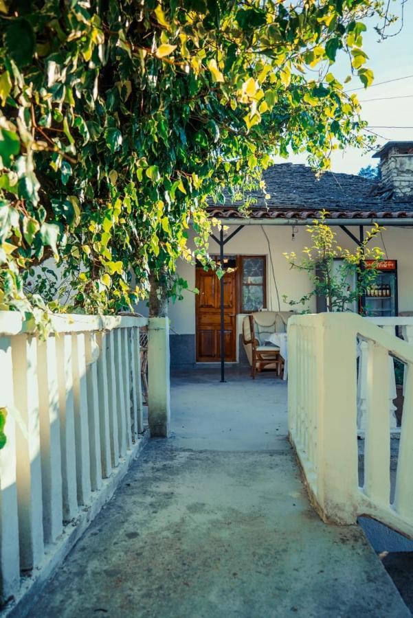 Flora'S Guesthouse 'The Fir Gate' จีโรคาสเตอร์ ภายนอก รูปภาพ