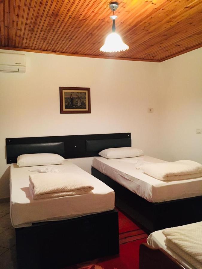 Flora'S Guesthouse 'The Fir Gate' จีโรคาสเตอร์ ภายนอก รูปภาพ