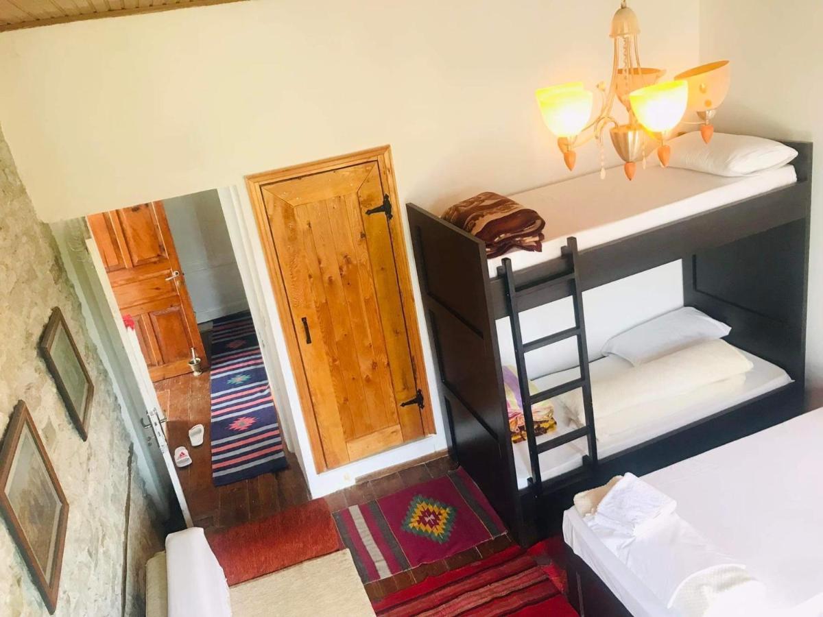 Flora'S Guesthouse 'The Fir Gate' จีโรคาสเตอร์ ภายนอก รูปภาพ